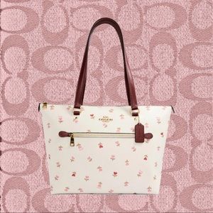 Gallery Tote With Heart Floral Design